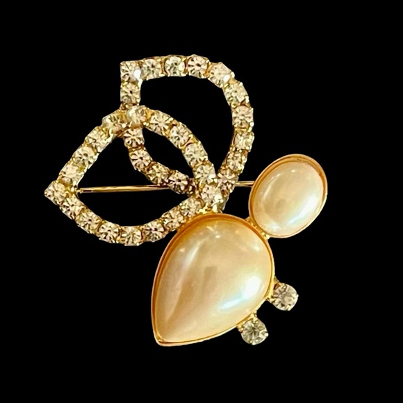 Vintage Jewelry - Vintage Rhinestone And Faux Pearl Bee Brooch